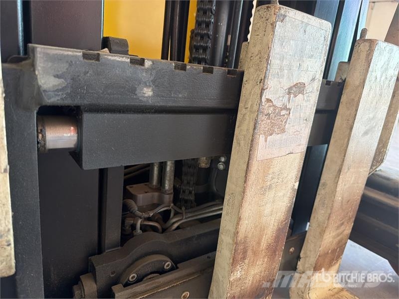 Yale MR16 3500 lb Montacargas Electrico / Reach Truck شاحنة مناولة