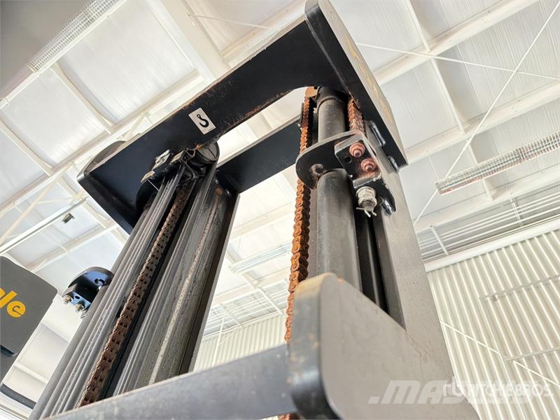 Yale MR16 3500 lb Montacargas Electrico / Reach Truck Tolóoszlopos targonca