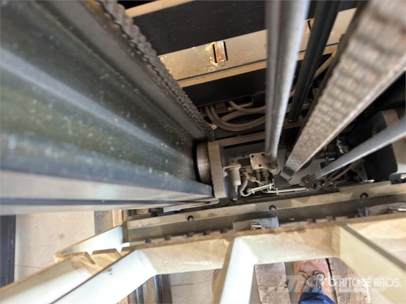 Yale MR16 3500 lb Montacargas Electrico / Reach Truck شاحنة مناولة