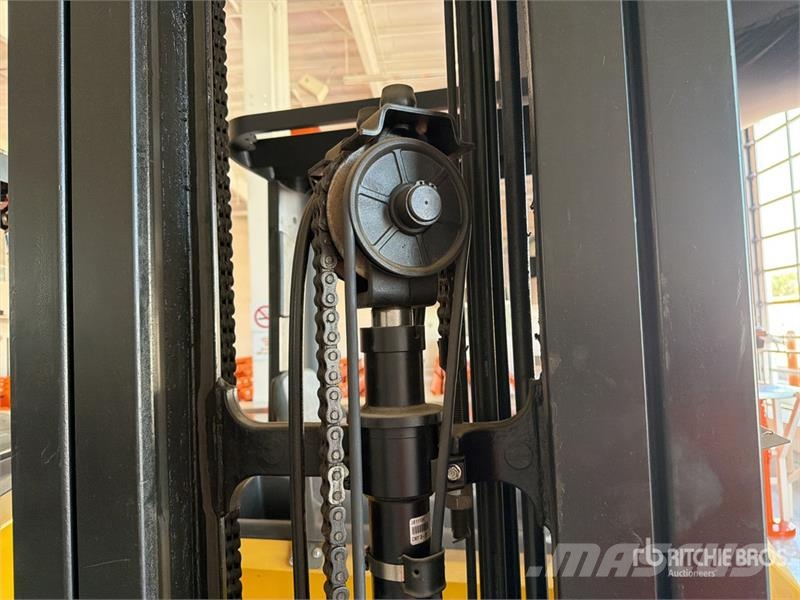 Yale MR16 3500 lb Montacargas Electrico / Reach Truck شاحنة مناولة
