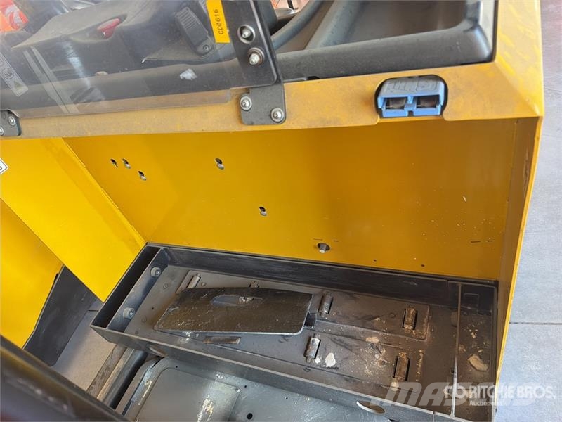 Yale MR16 3500 lb Montacargas Electrico / Reach Truck شاحنة مناولة