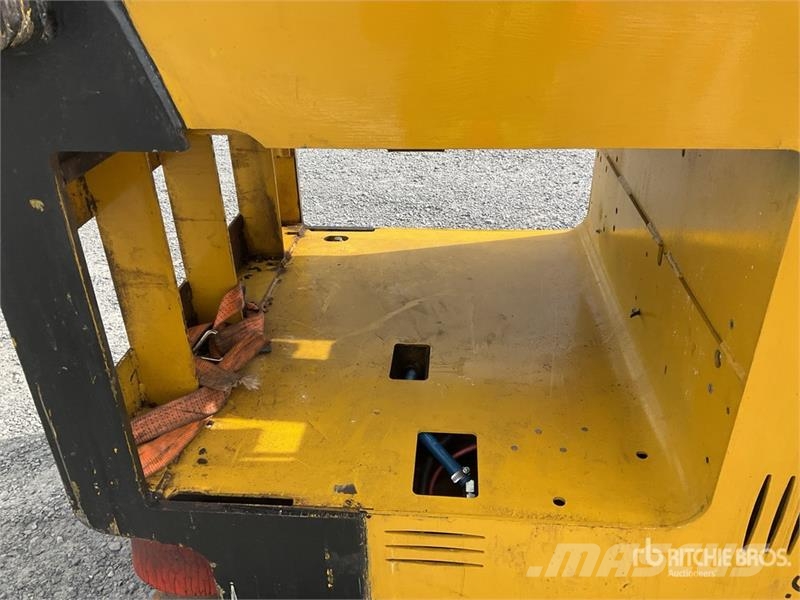 Yale NDR035EBNM36TE157 3000 lb Montacragas Electrico / 리치 트럭