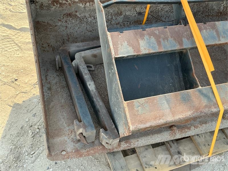 1800 mm Skid Steer Forks w/ Skid Steer Bucket Kašike / Korpe