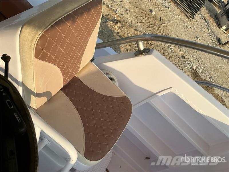  9 m Jet Boat w/ T/A Trailer زوارق العمل / مراكب شحن