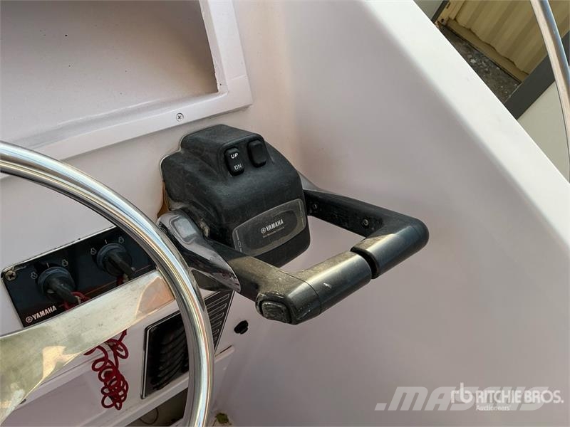  9 m Jet Boat w/ T/A Trailer زوارق العمل / مراكب شحن