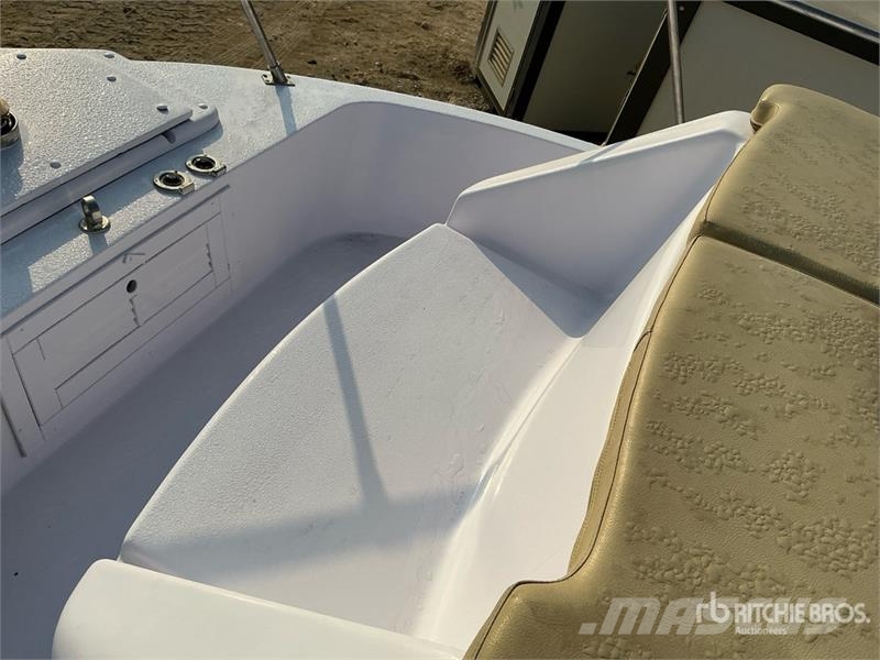  9 m Jet Boat w/ T/A Trailer زوارق العمل / مراكب شحن