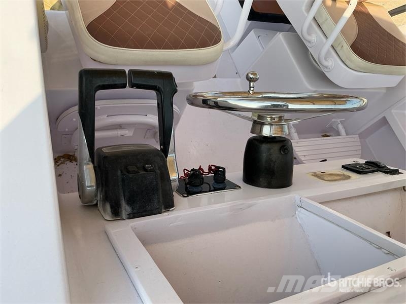  9 m Jet Boat w/ T/A Trailer زوارق العمل / مراكب شحن