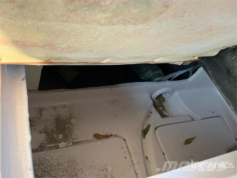  9 m Jet Boat w/ T/A Trailer زوارق العمل / مراكب شحن