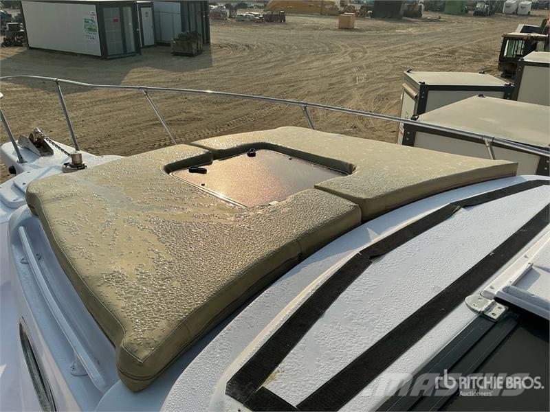  9 m Jet Boat w/ T/A Trailer زوارق العمل / مراكب شحن