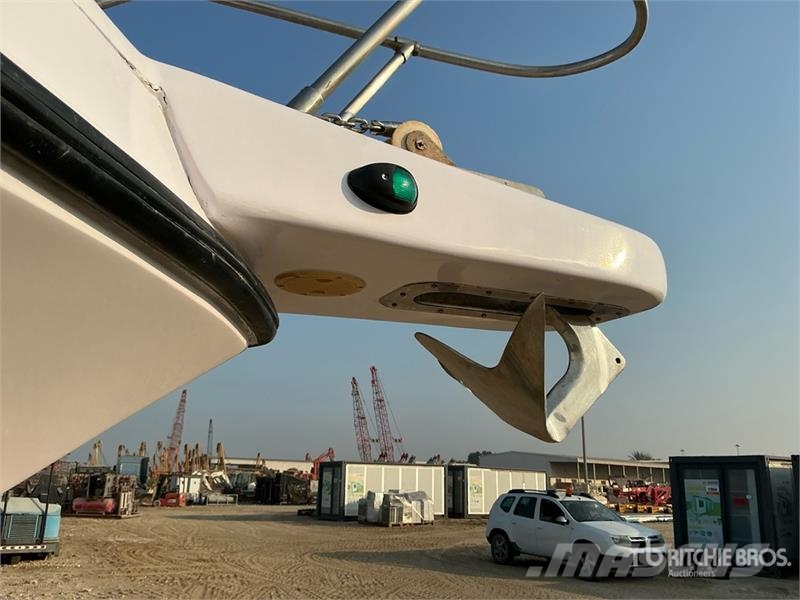  9 m Jet Boat w/ T/A Trailer زوارق العمل / مراكب شحن
