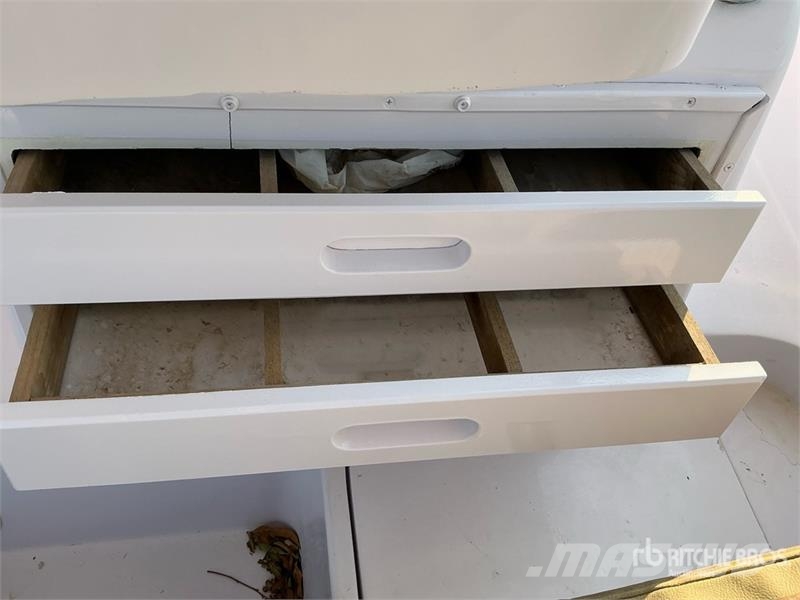  9 m Jet Boat w/ T/A Trailer زوارق العمل / مراكب شحن
