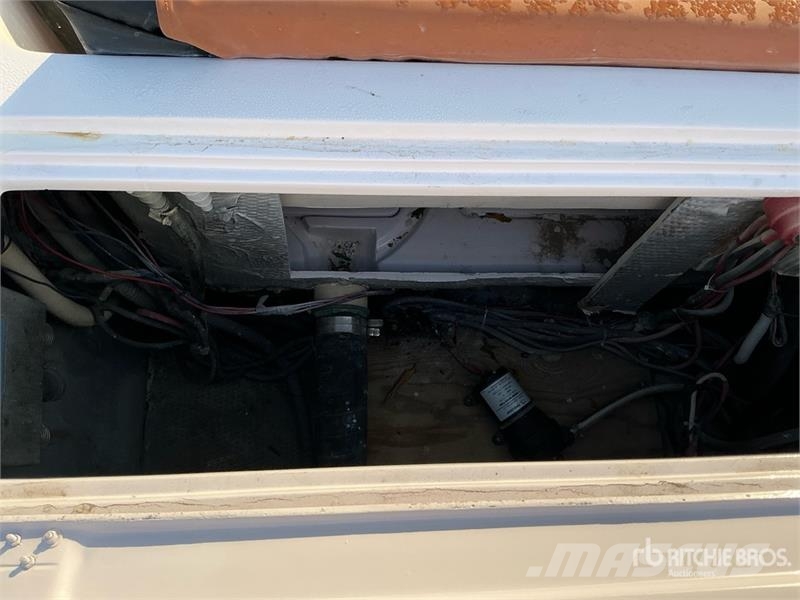  9 m Jet Boat w/ T/A Trailer زوارق العمل / مراكب شحن
