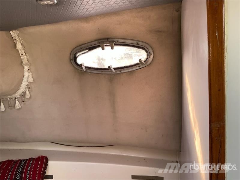  9 m Jet Boat w/ T/A Trailer زوارق العمل / مراكب شحن