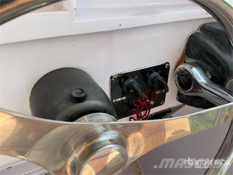  9 m Jet Boat w/ T/A Trailer زوارق العمل / مراكب شحن