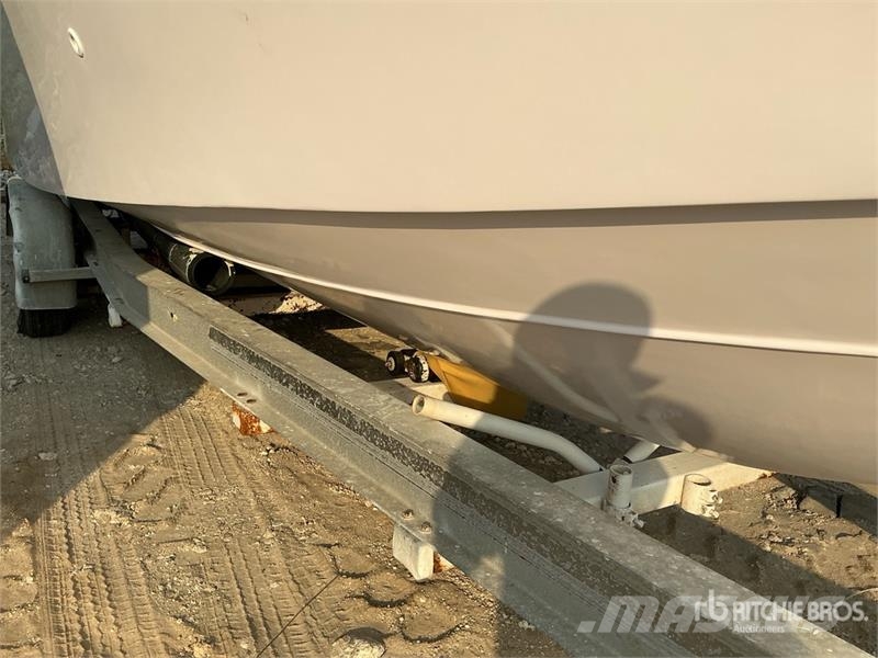  9 m Jet Boat w/ T/A Trailer زوارق العمل / مراكب شحن