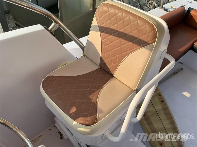  9 m Jet Boat w/ T/A Trailer زوارق العمل / مراكب شحن