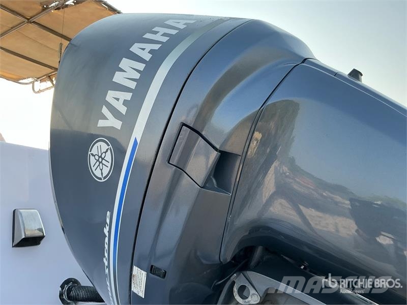  9 m Jet Boat w/ T/A Trailer زوارق العمل / مراكب شحن