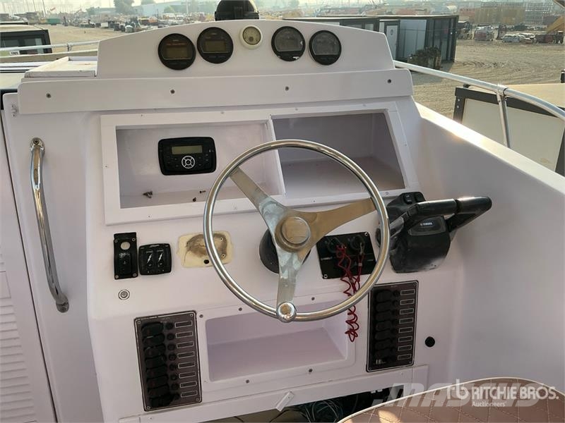  9 m Jet Boat w/ T/A Trailer زوارق العمل / مراكب شحن