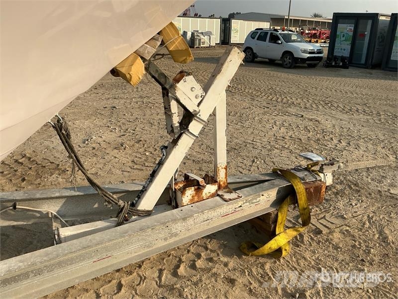  9 m Jet Boat w/ T/A Trailer زوارق العمل / مراكب شحن