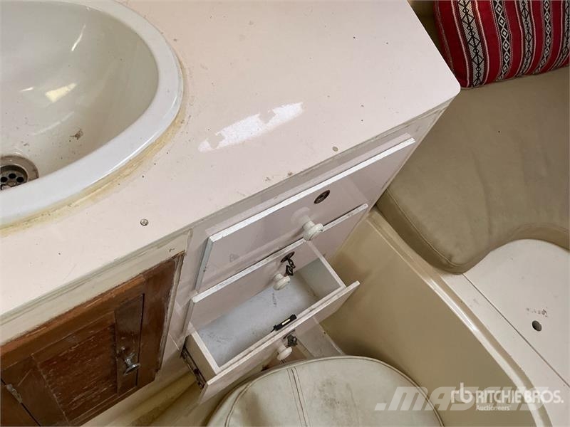  9 m Jet Boat w/ T/A Trailer زوارق العمل / مراكب شحن