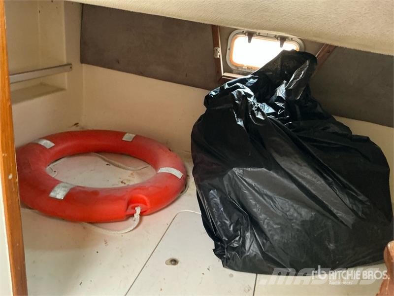  9 m Jet Boat w/ T/A Trailer زوارق العمل / مراكب شحن