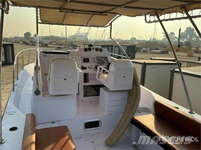  9 m Jet Boat w/ T/A Trailer زوارق العمل / مراكب شحن