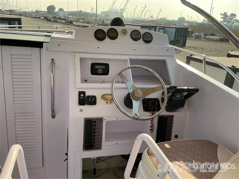  9 m Jet Boat w/ T/A Trailer زوارق العمل / مراكب شحن