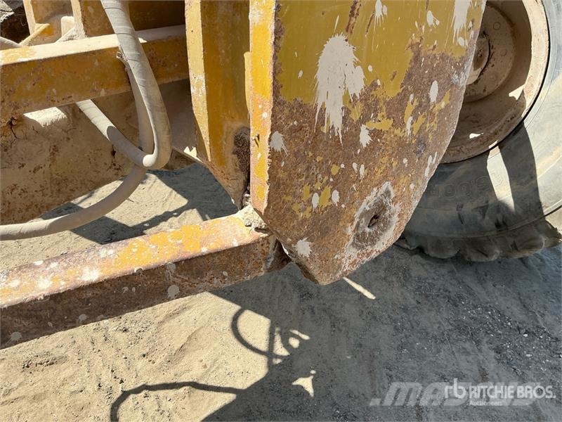 CAT 14G معدات تمهيد الطرق