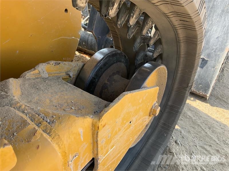 CAT 239D لوادر انزلاقية التوجيه