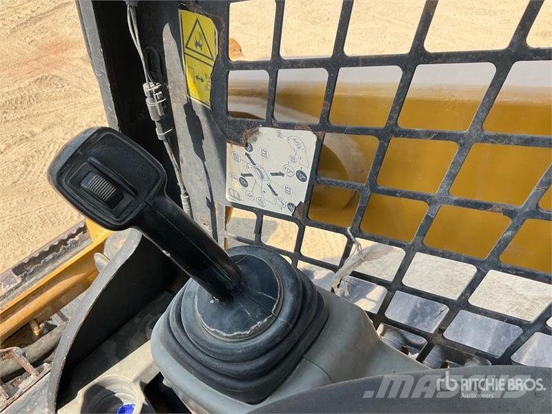 CAT 239D لوادر انزلاقية التوجيه