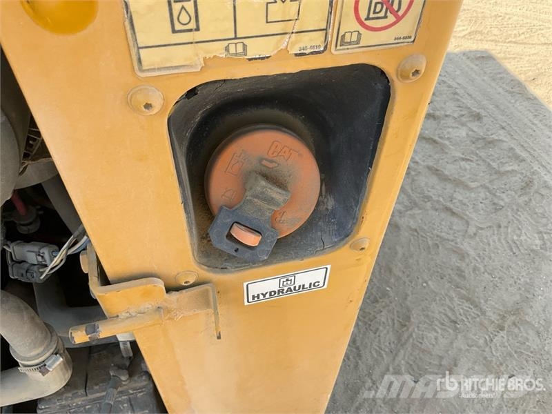 CAT 239D لوادر انزلاقية التوجيه