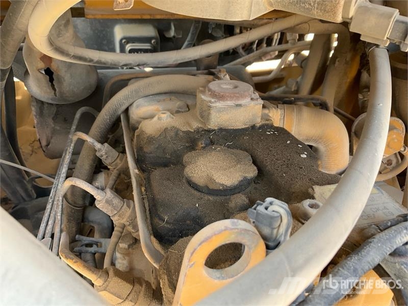CAT 239D لوادر انزلاقية التوجيه