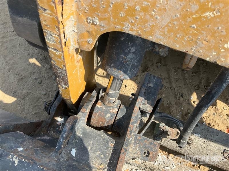 CAT 239D لوادر انزلاقية التوجيه