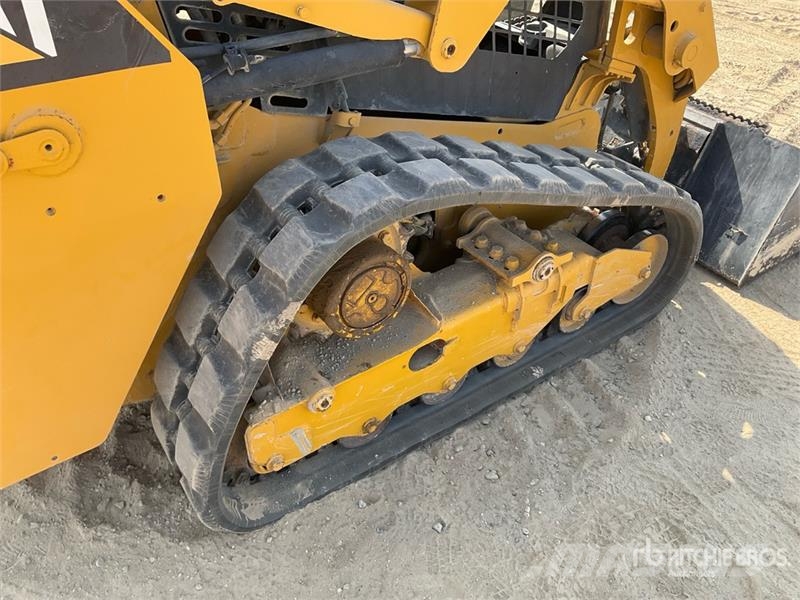 CAT 239D لوادر انزلاقية التوجيه