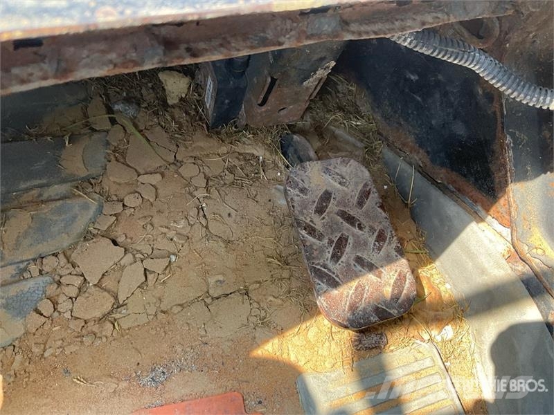 CAT 239D لوادر انزلاقية التوجيه