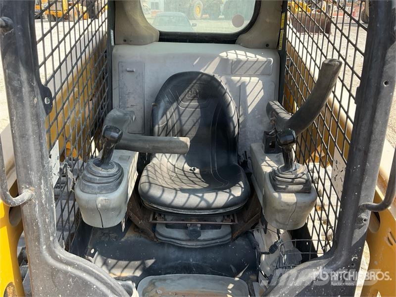 CAT 239D لوادر انزلاقية التوجيه