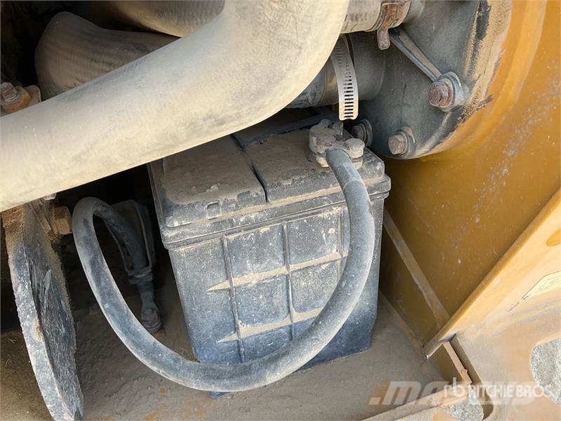CAT 239D لوادر انزلاقية التوجيه