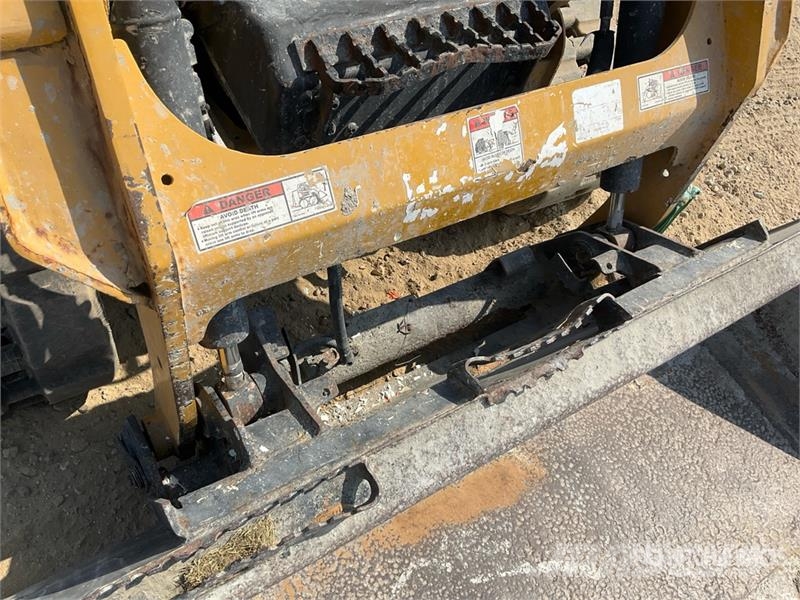 CAT 239D لوادر انزلاقية التوجيه