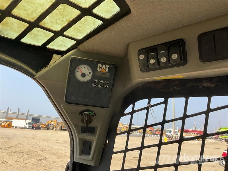 CAT 239D لوادر انزلاقية التوجيه