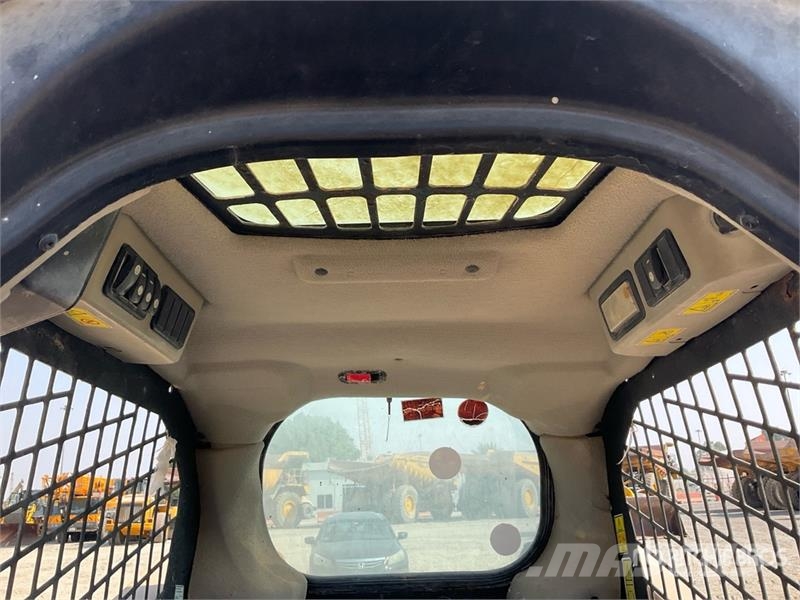 CAT 239D لوادر انزلاقية التوجيه