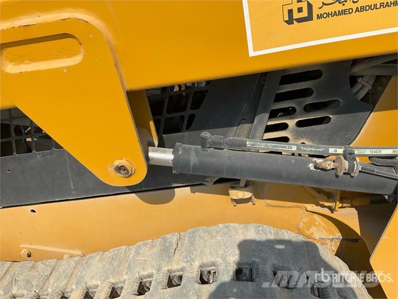 CAT 239D لوادر انزلاقية التوجيه