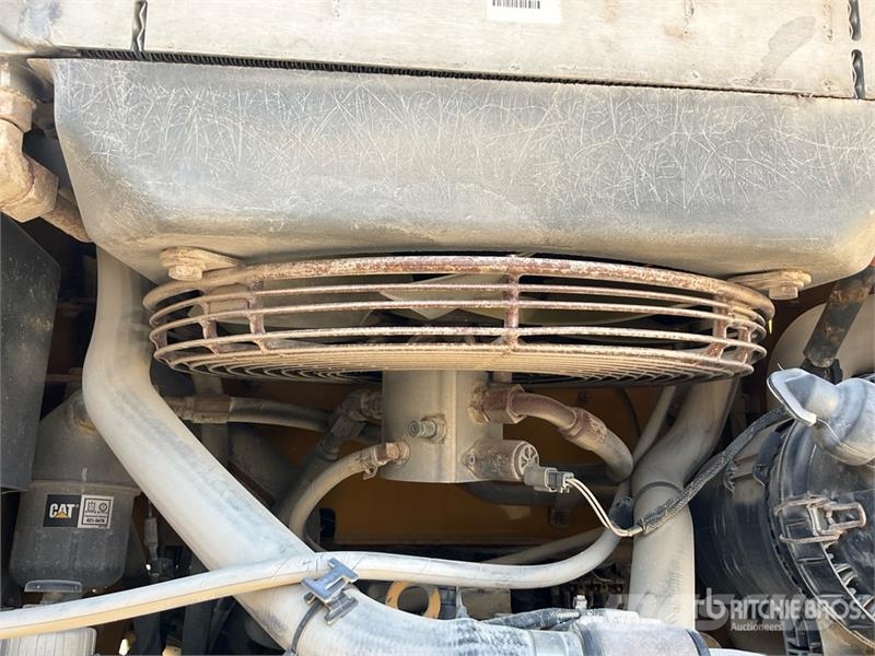 CAT 239D لوادر انزلاقية التوجيه