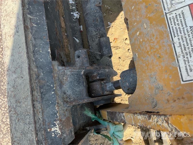 CAT 239D لوادر انزلاقية التوجيه
