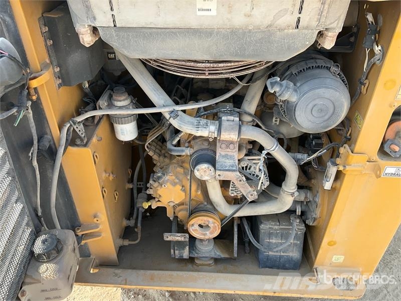 CAT 239D لوادر انزلاقية التوجيه