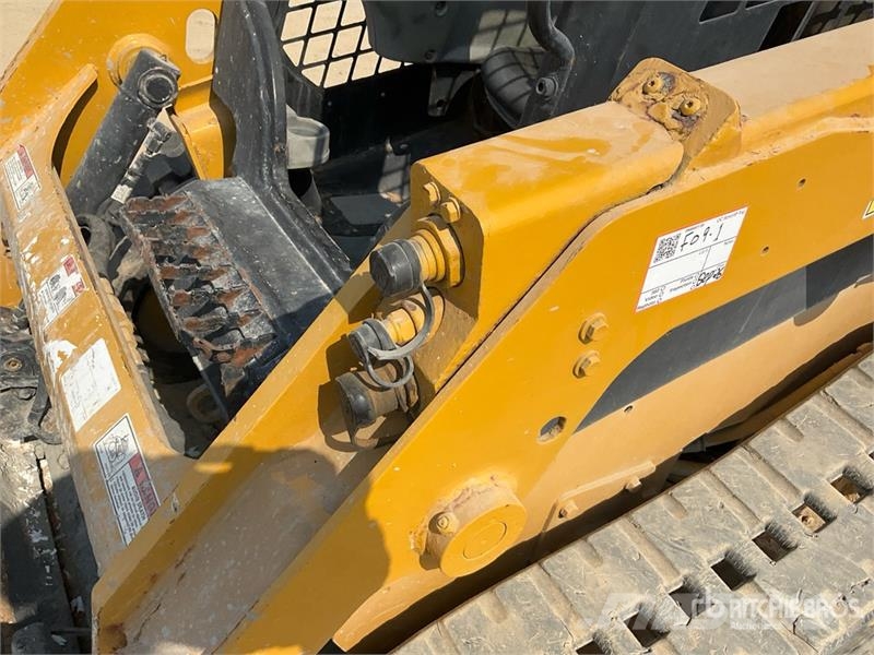 CAT 239D لوادر انزلاقية التوجيه