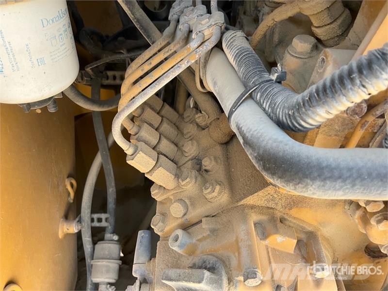 CAT 239D لوادر انزلاقية التوجيه