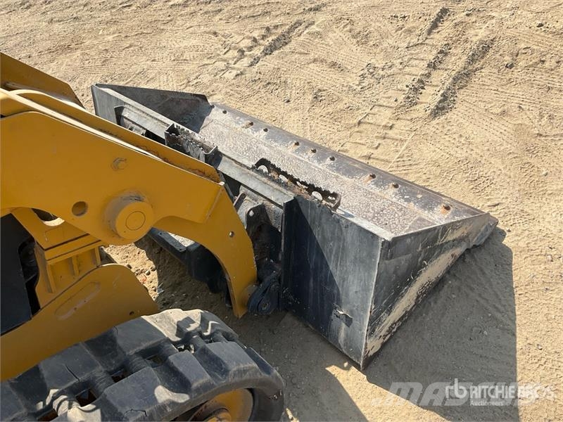 CAT 239D لوادر انزلاقية التوجيه