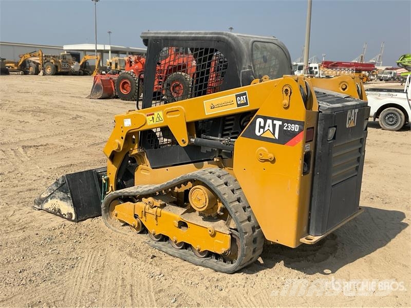 CAT 239D لوادر انزلاقية التوجيه
