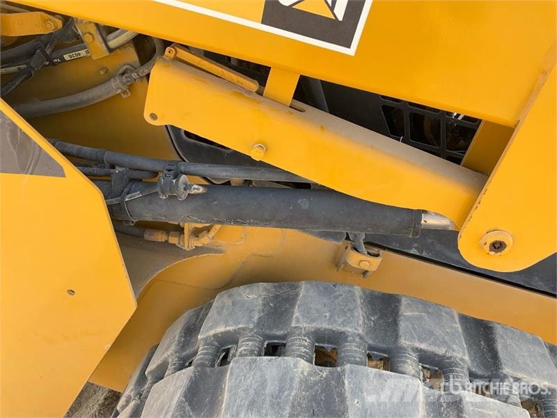 CAT 239D لوادر انزلاقية التوجيه