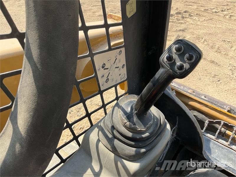 CAT 239D لوادر انزلاقية التوجيه